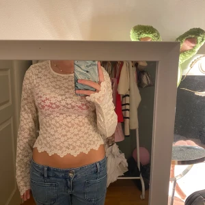Vit blommig spetsblus med lång ärm - Superfin vit blus i genombruten spets med blommigt mönster. . Super söt middags eller fest topp💕💕