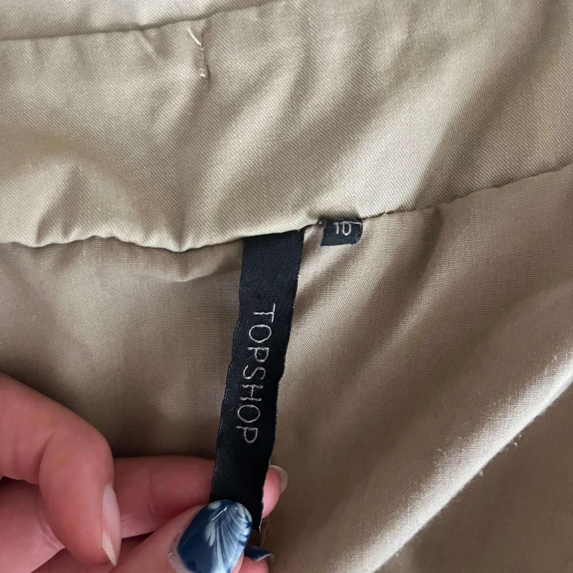 Beige trench coat med huva och snörning - 4