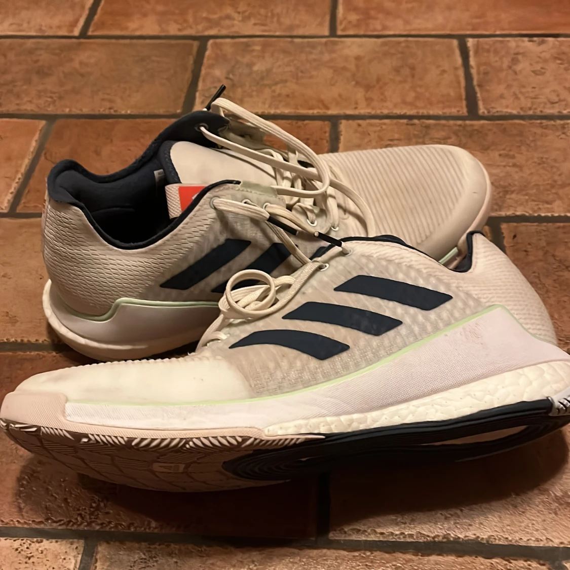 Vita Adidas sneakers med svarta ränder - 3