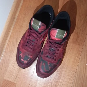 Valentino Garavani Rockrunner sneakers - Säljer ett par Valentino Garavani Rockrunner sneakers i vinröd mocka och textil. Dessa skor är perfekta för alla väder och är också i ett bra skick, skorna har inga defekter som håll eller andra sorts skador. Priset kan gärna diskuteras.