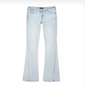 Ljusblå bootcut jeans True Religion - Såå snygga bootcut jeans från true religion i modellen joey, endast testade, som nya! Storlek 26, nypris 1300kr❤️