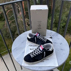 Golden Goose - mörkblåa - Säljer ett par Golden Goose skor🙌🏻| Storlek 42 | Skick 10/10🔥- helt oanvända | Allt og medföljer - box, dashbag, inklusive Golden Goose passport card | Skriv vid minsta fundering 💭|