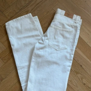 vita jeans  - ett par vita lågmidjade jeans från gina tricot som aldrig är använda.