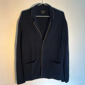 Massimo dutti tröja med knappar - Väldigt stilren tröja. Väldigt snygg model. Först till kvarn😁nypris 2000 kr