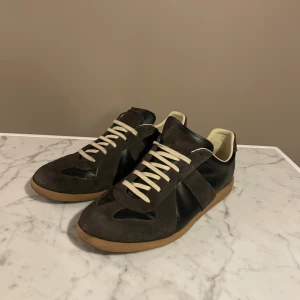 Maison margiela gats (kvitto finns) - Säljer nu ett or Maison Margiela gats, skorna är i mycket bra skick och endast använda ett fåtal gånger! Kvitto, box och dustbag finns! Hör av er vid frågor eller funderingar