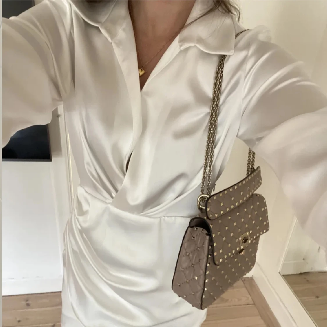 Vit omlottklänning i satinlook - 1