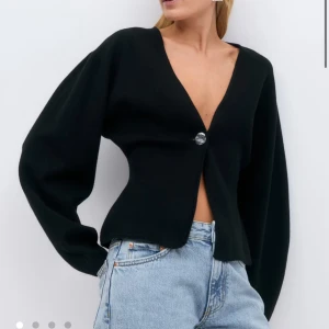 SÖKER "Shaped knitted cardigan" från Gina Tricot - Söker denna kofta från Gina Tricot i storlek xs/s/m!! Är villig att betala bra för just denna kofta i svart och bra skick. 