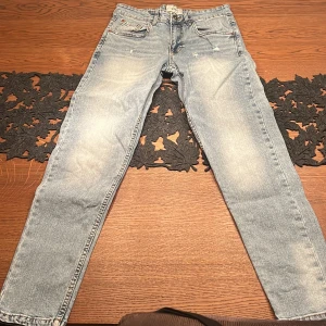 Slim fit ljusblå jeans från Redefined REBEL - Slim fit jeans från Redefined REBEL i ljusblå tvätt med slitna detaljer och klassisk femficksdesign. Byxorna har normal midja och raka ben med snyggt slitna partier framtill. Tillverkade i bomull med en skön jeanskänsla och snygga kontrastsömmar.