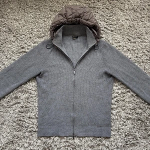 Massimo dutti stickad cardigan - Säljer denna sällsynta Massimo dutti cardiganen!🙌Storlek L men passar också M!🤝Skick : 9/10!⭐️Hör gärna av er om ni har funderingar!👍