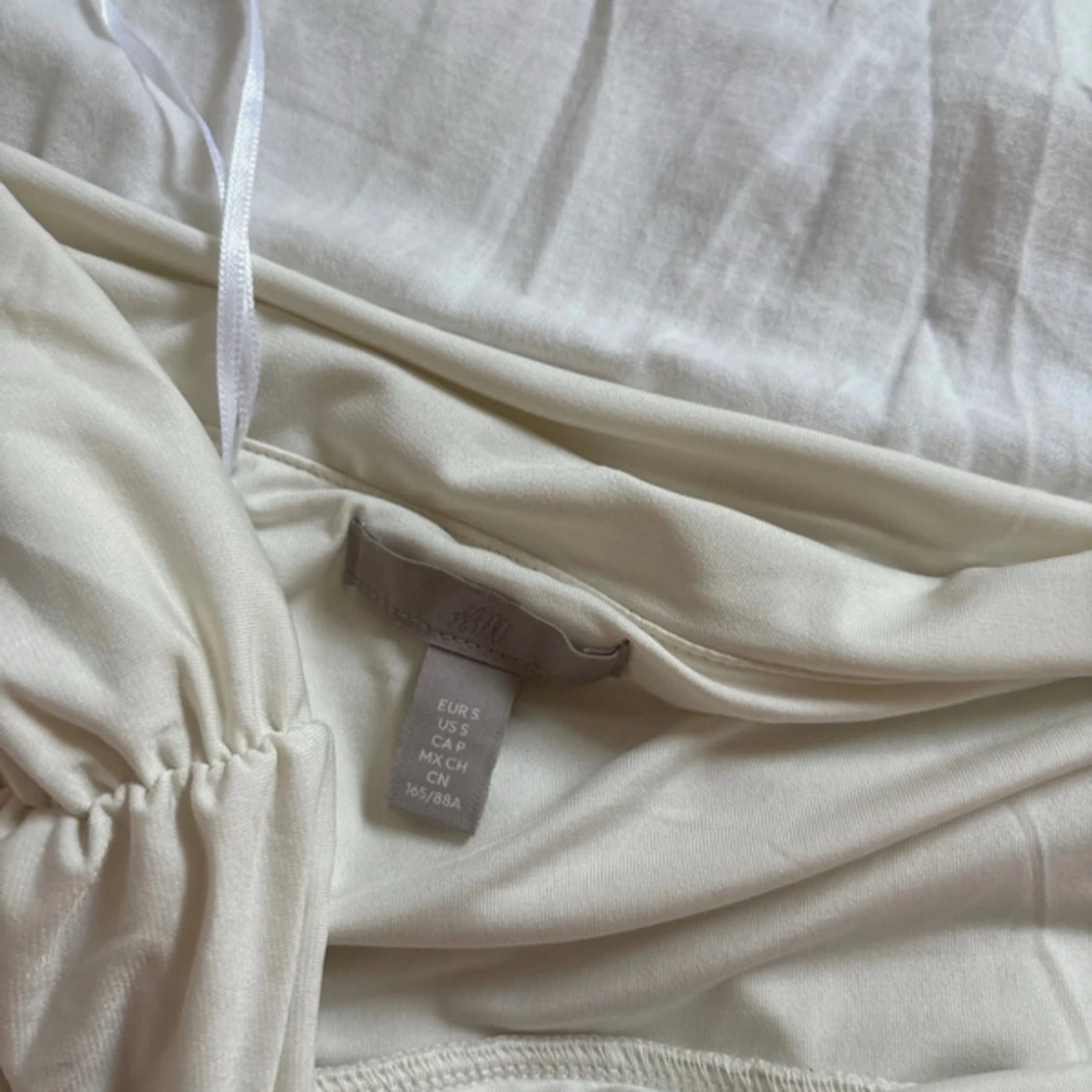 Vit oneshoulder topp från H&M - 2