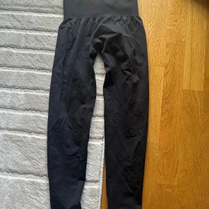 Svarta seamless leggings XS nvgtn - Svarta seamless leggings från NVGTN i storlek XS. Hög midja.💗