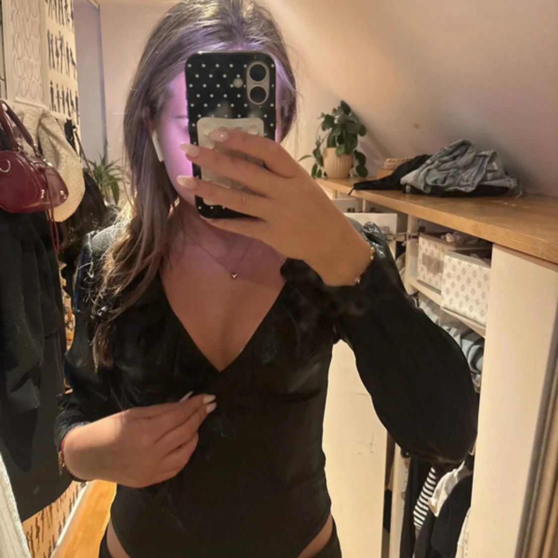 Svart omlottblus med volang från Soie de Copine