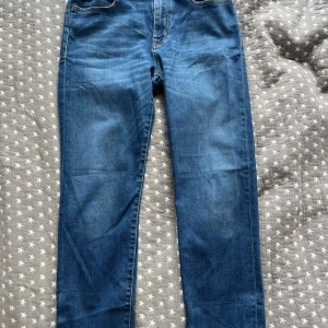 Jacob Cohën jeans, storlek 28 - Snygga blå jeans från Jacob Cohën i klassisk femficksmodell. Jeansen har normal passform, raka ben och är tillverkade av italienskt denimtyg. Fina detaljer med kontrastsömmar och broderad insida. Jeansen är i nyskick och har inga defekter! Nypris 6000.