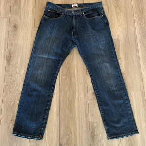 Grant Regular Fit Jeans 36/30 - Säljer ett par riktigt snygga jeans från Grant i regular fit. De är i väldigt bra skick och har storlek 36 i midjan och 30 på längden.