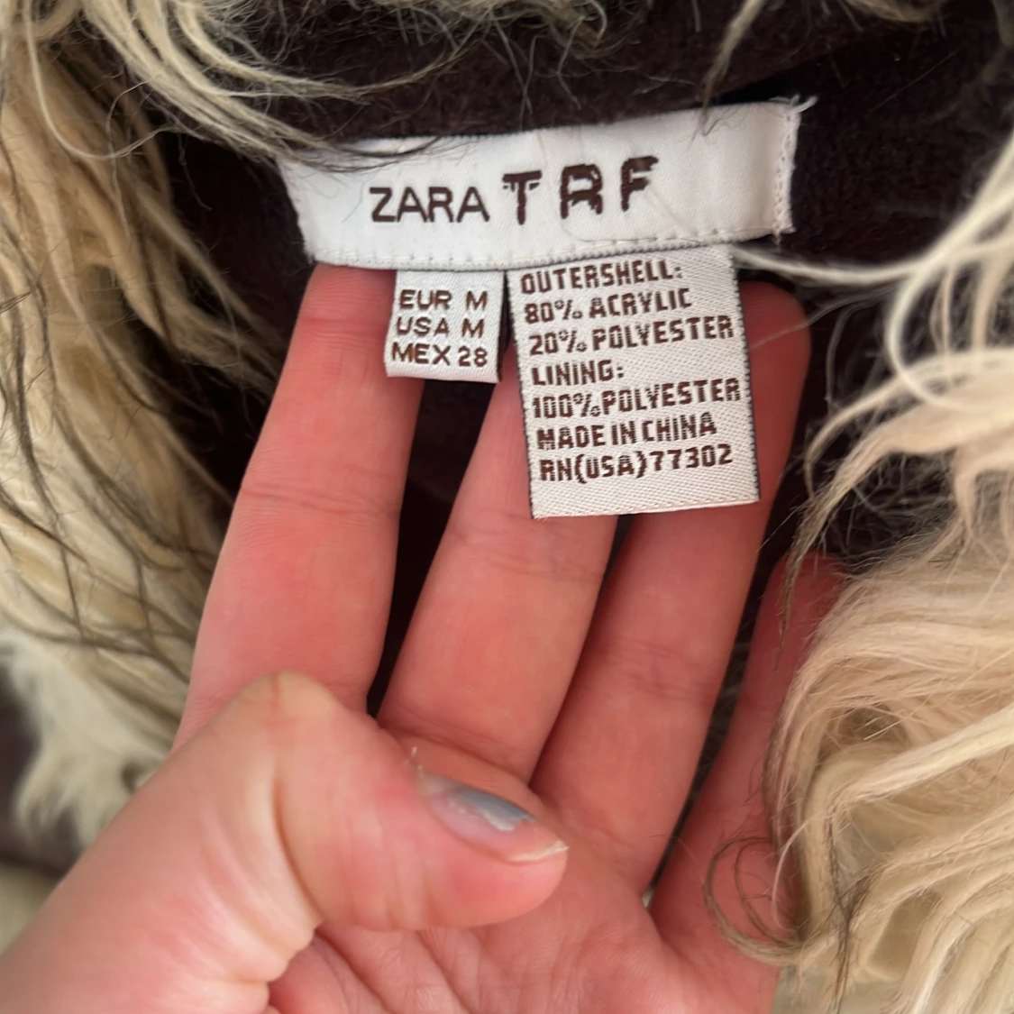 Brun pälsväst med mönster  - 3