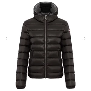 Svart pufferjacka från Colmar - Intressekoll på min jacka från colmar som bara har kommit till användning 1 gång och är i nytt skick!❤️storlek M men mer åt S hållet skulle jag säga