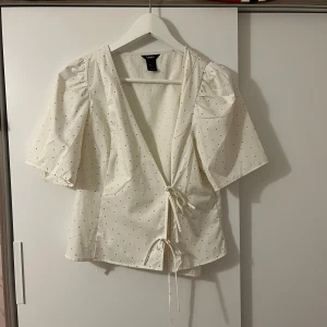 Prickig blus - | Blus från Lindex | Storlek: S | Färg: vit med svarta prickar | Använd fåtal gånger |