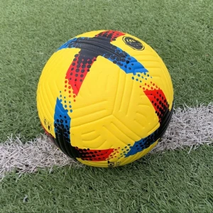 Premier League Flight fotboll, gul - Säljer en officiell Premier League Flight fotboll i storlek 5. Bollen är gul med svarta, röda och blå detaljer i ett coolt prickigt mönster. Tillverkad i slitstarkt syntetmaterial och perfekt för matcher eller träning på alla underlag.