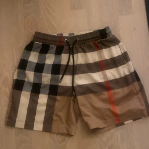 Burberry shorts  - Burbberry shorts säljer dom här fetta burberry bad byxor med den orginala ikoniska schack mönster riktigt fetta att bada me och ha på som helt vanliga shorts