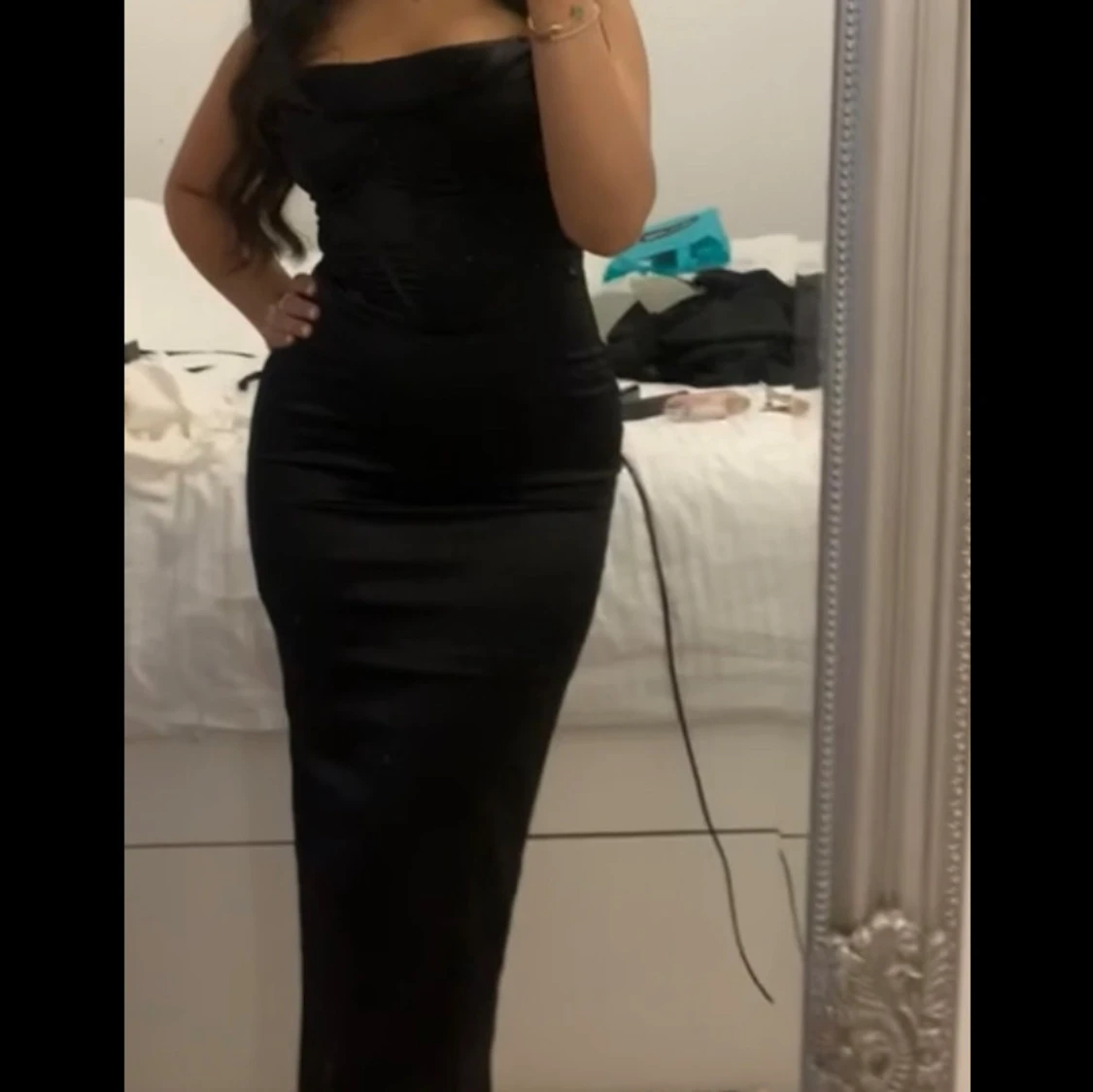 Svart lång satinklänning med corsage