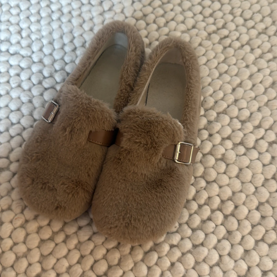 Bruna fluffiga loafers med spänne - 1