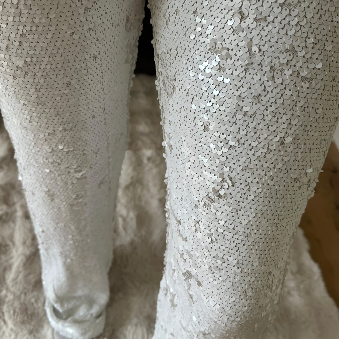 Vita paljettbyxor från Gina Tricot - 2