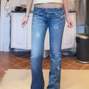 Diesel bootcut jeans! - Så snygga diesel bootcut jeans lågmidjade! Så snygga lite slitningar längs ned. Midjemått:37 cm och innerbenslängden:82cm, kontakta vid frågor!❤️