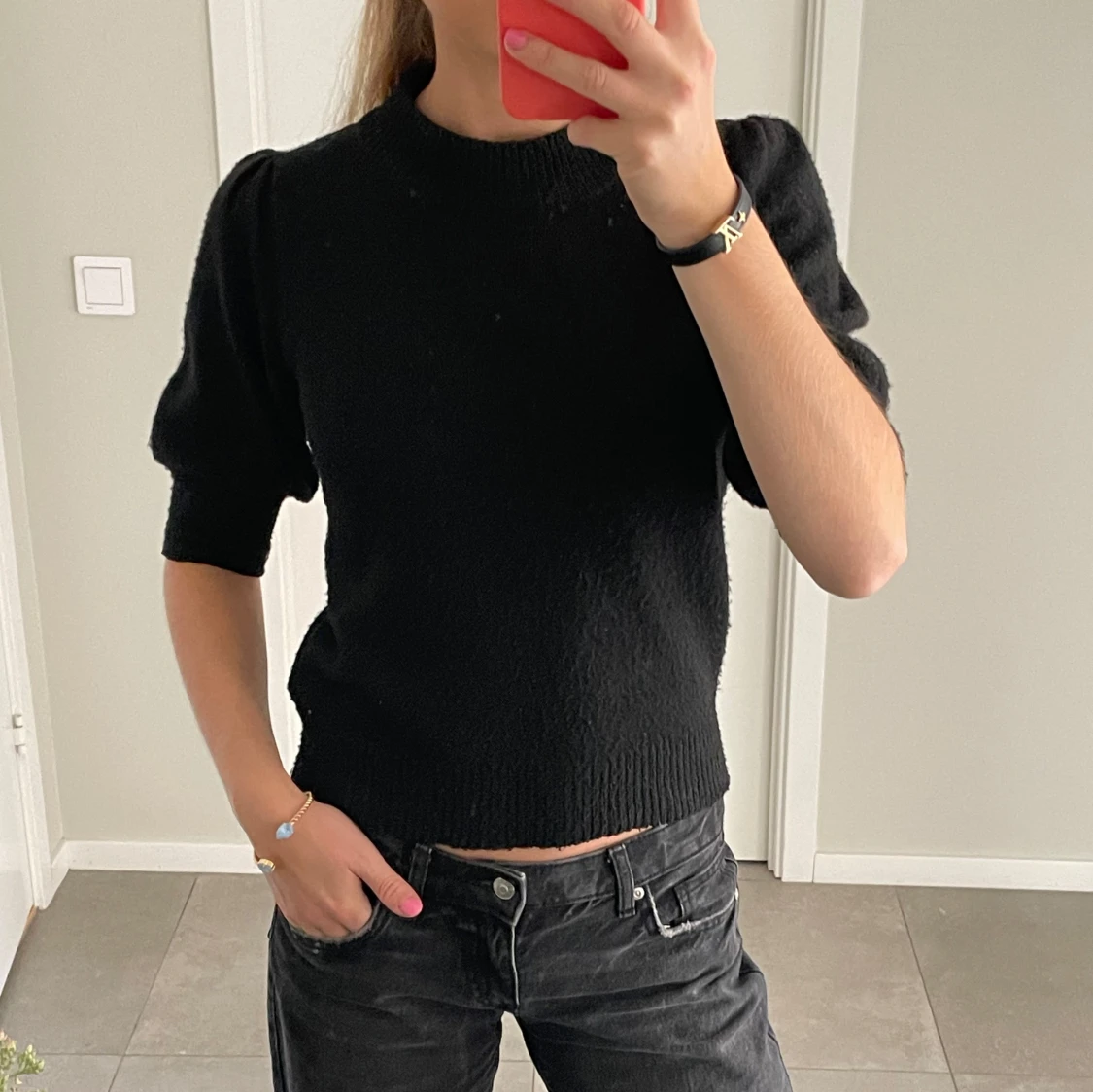 Svart stickad topp med puffärm
