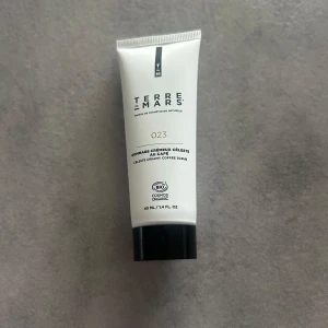 Terre de Mars Celeste Coffee Scrub - Celeste Creamy Coffee Scrub från Terre de Mars i en vit tub med svart lock, 40 ml. Innehåller ekologiska ingredienser som kaffe, sheasmör och solrosolja. Tuben är stilren och lätt att ta med i necessären. Perfekt för dig som vill ha en fräsch och naturlig känsla.