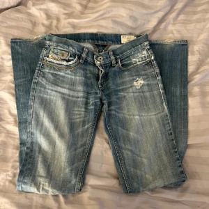 Lågmidjade vintage Diesel jeans  - Skit snygga lådmidjade vintage jeans med designat slitningar från Diesel. Säljer då dom tyvärr är för små för mig, därav oanvända! Storlek 27≈ S. Nypris 1500 säljer för 380❤️
