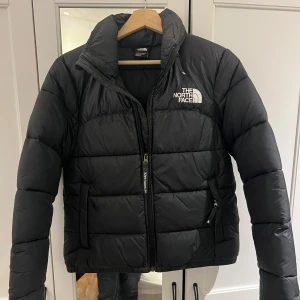 Svart pufferjacka från The North Face - Säljer en svart pufferjacka från The North Face i storlek S. Jag har bara använt den några gånger  och den ser fortfarande ut som ny. 