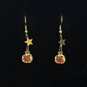 Guldörhängen med stjärna och granat - Handgjorda och unika guldörhängen 🤩 Öronhängerna är nickelfria och guldpläterade i kirurgiskt stål, resterande av örhänget är i rostfritt stål (ej guldpläterat) 💕🙏 3 cm långa. Alla köp görs via ”KÖP NU” knappen.  💐