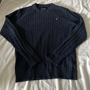 Bondelid kabelstickad tröja - Storlek M använd några gånger men har tröttnat på den. Nypris ca 700. Buda gärna