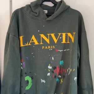 Lanvin x Gallery dept Hoodie - En mörkgrön hoodie från Lanvin x Gallery dept,jag säljer på grund av att den är lite för stor på mig.En liten defekt är att snörningen är borta😥, Känner du dig osäker på att köpa så är det bara att höra av sig så ska det nog lösa sig!🙌
