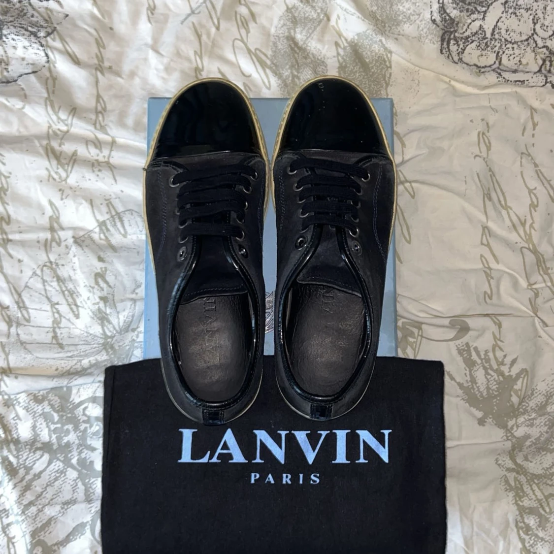 Mörkblå sneakers från Lanvin med lackdetalj - 3