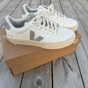 Vita Veja sneakers med grå detaljer - Helt nya och endast testade, säljer då dem för var för stora för mig tyvärr🤍box medföljer