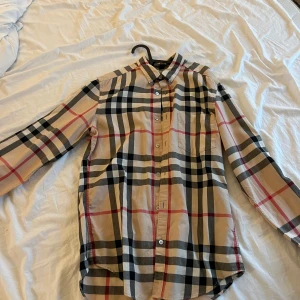 Rutig skjorta från Burberry - Burberry skjorta storlek S