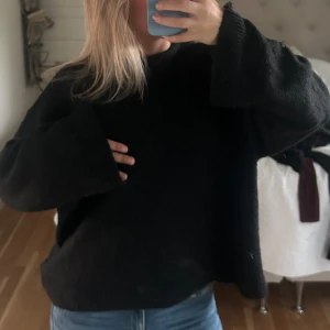 Svart stickad tröja - Svart stickad i ginas premium quality serie. Super härlig 🫶