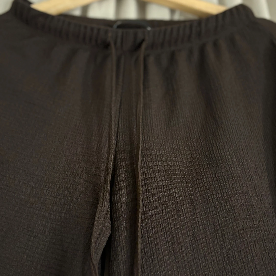 Brun långärmad topp med vågig kant - 4