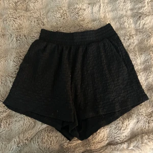 Svarta loose shorts från Primark XS - Använd Max 2 gånger super sköna och super fint skick. Svarta shorts från Primark i storlek XS med loose passform och elastisk midja. Materialet är bomull med en lätt krinklad textur som ger en chill vibe. Perfekta för varma dagar och enkel att matcha med din favorit-topp. 🥰🥰