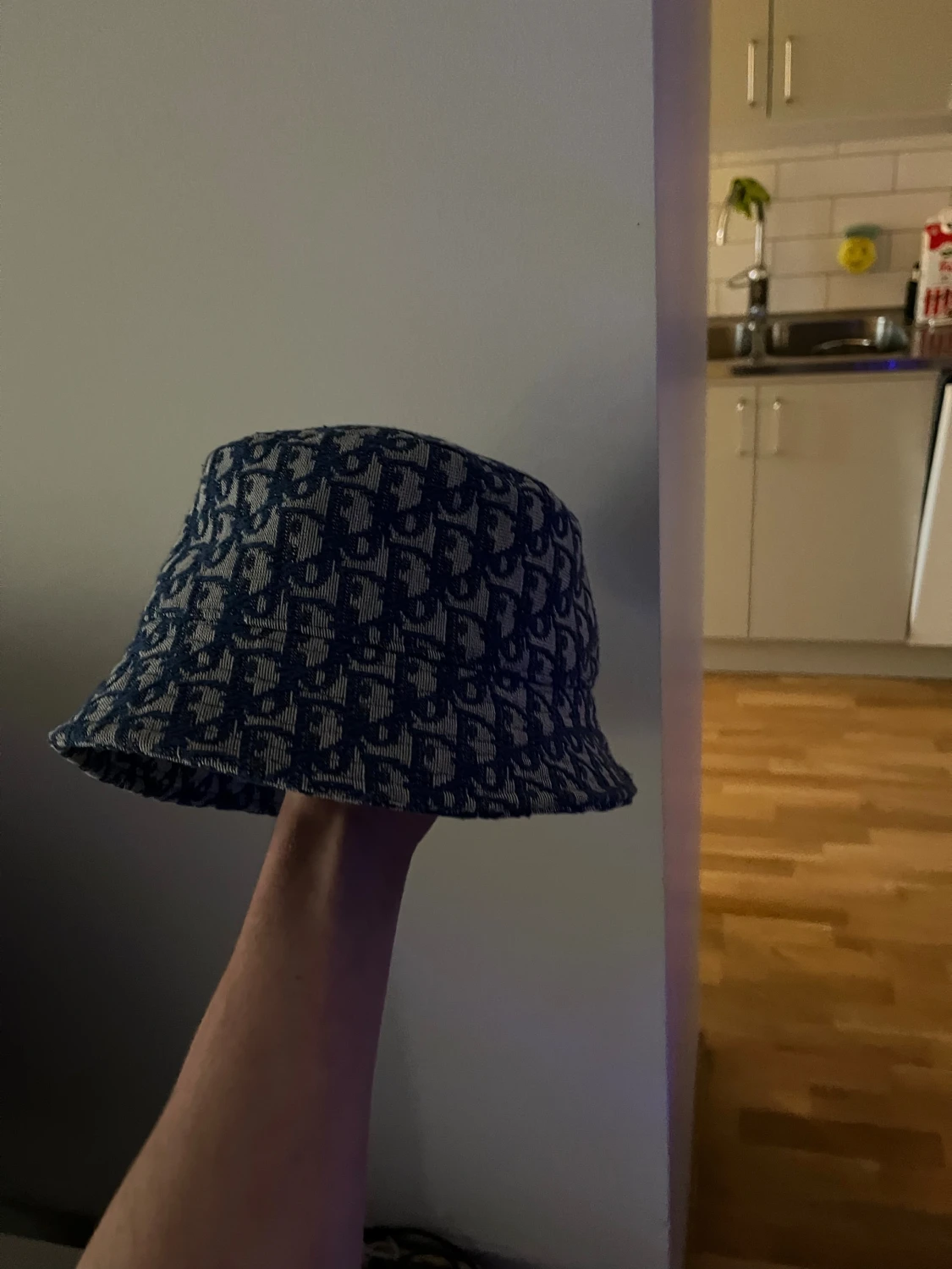 Blå mönstrad bucket hat från Dior
