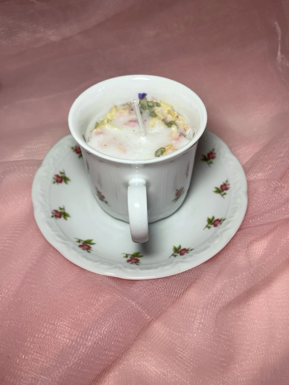 Doftljus i en tekopp i en vit färg med rosa blommor, med torkade blommor på nr 1 - 3