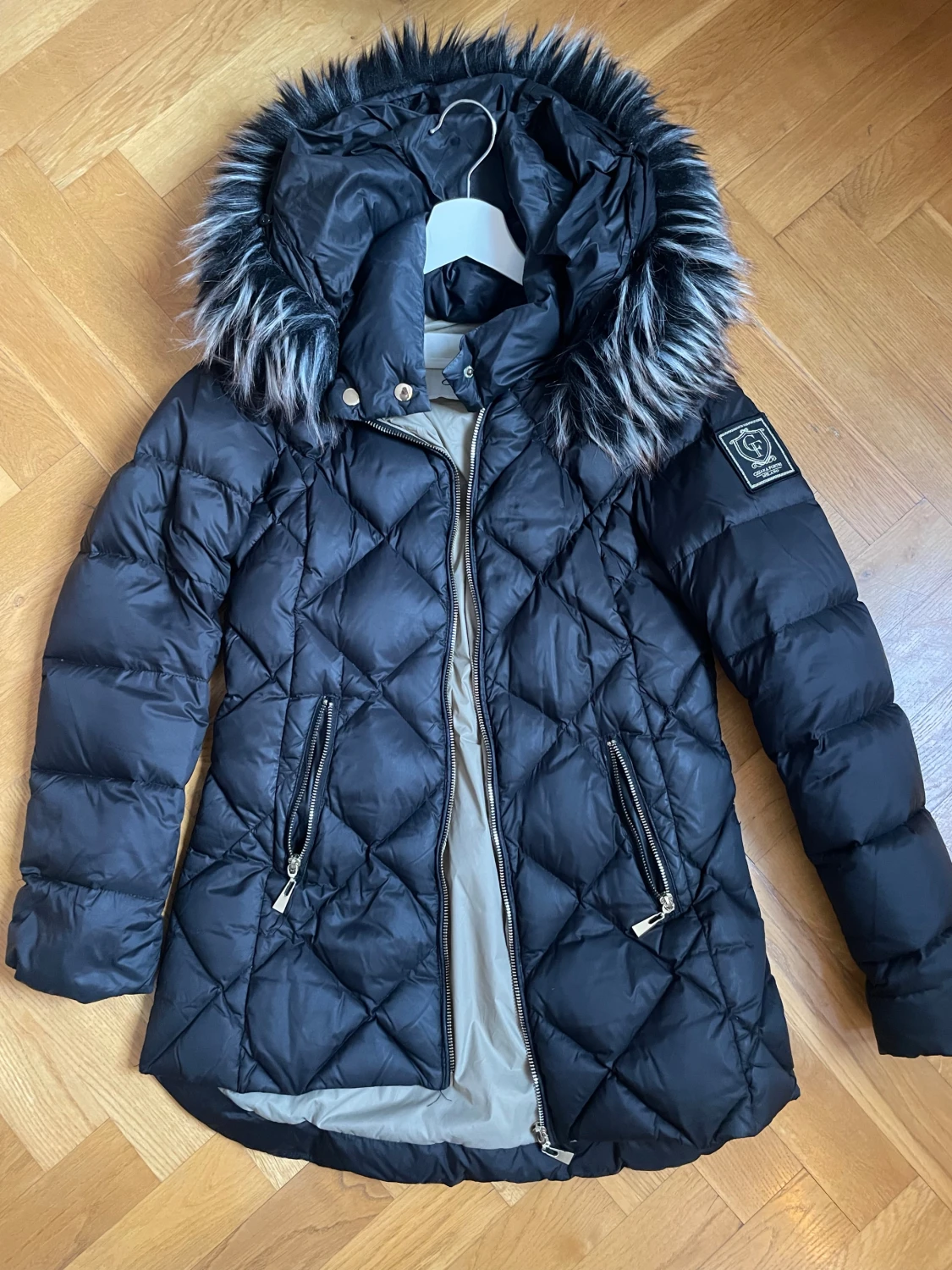 Svart quiltad dunjacka Chiara Forthi