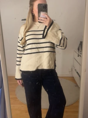 Randig stickad tröja - Jättefin randig stickad tröja från Gina! Superfin året runt, passar över en klänning eller till en kjol 💞💞💞