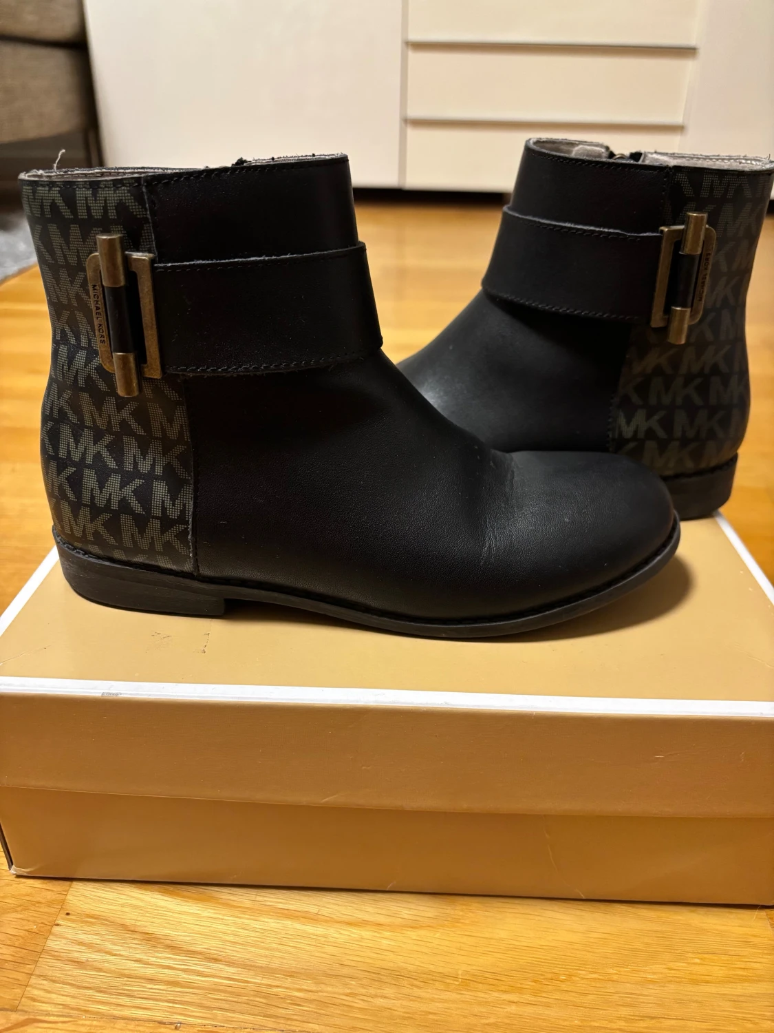 Svarta boots från Michael Kors storlek 33
