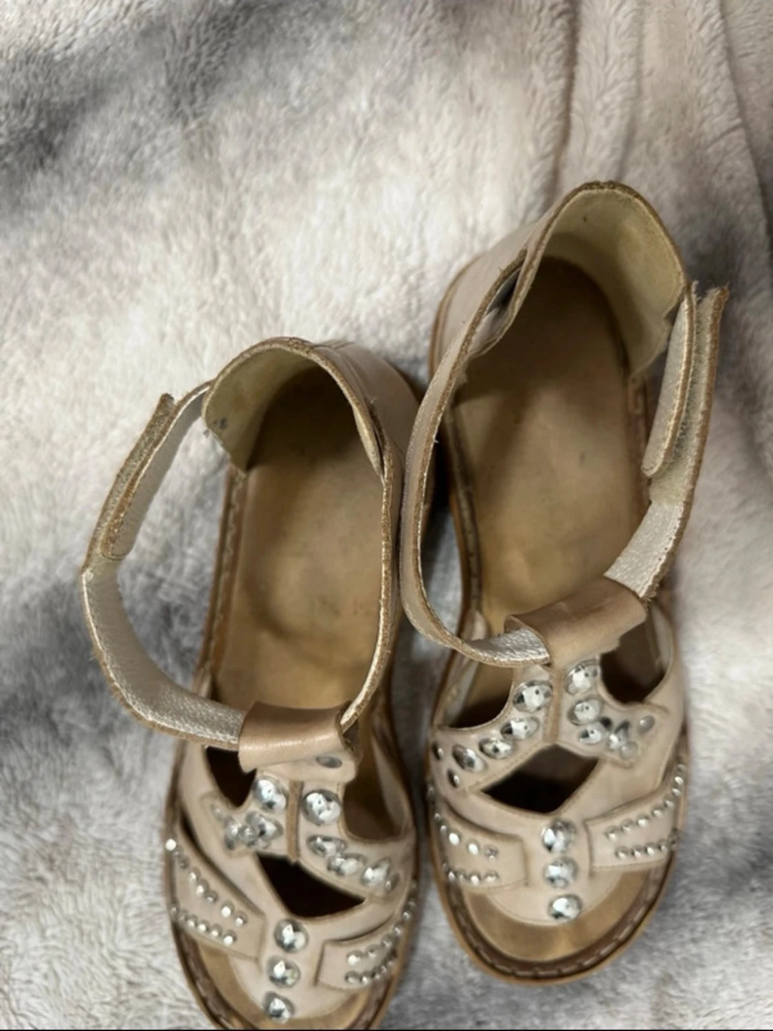 Beige sandaler med silverdetaljer från Rieker - 1