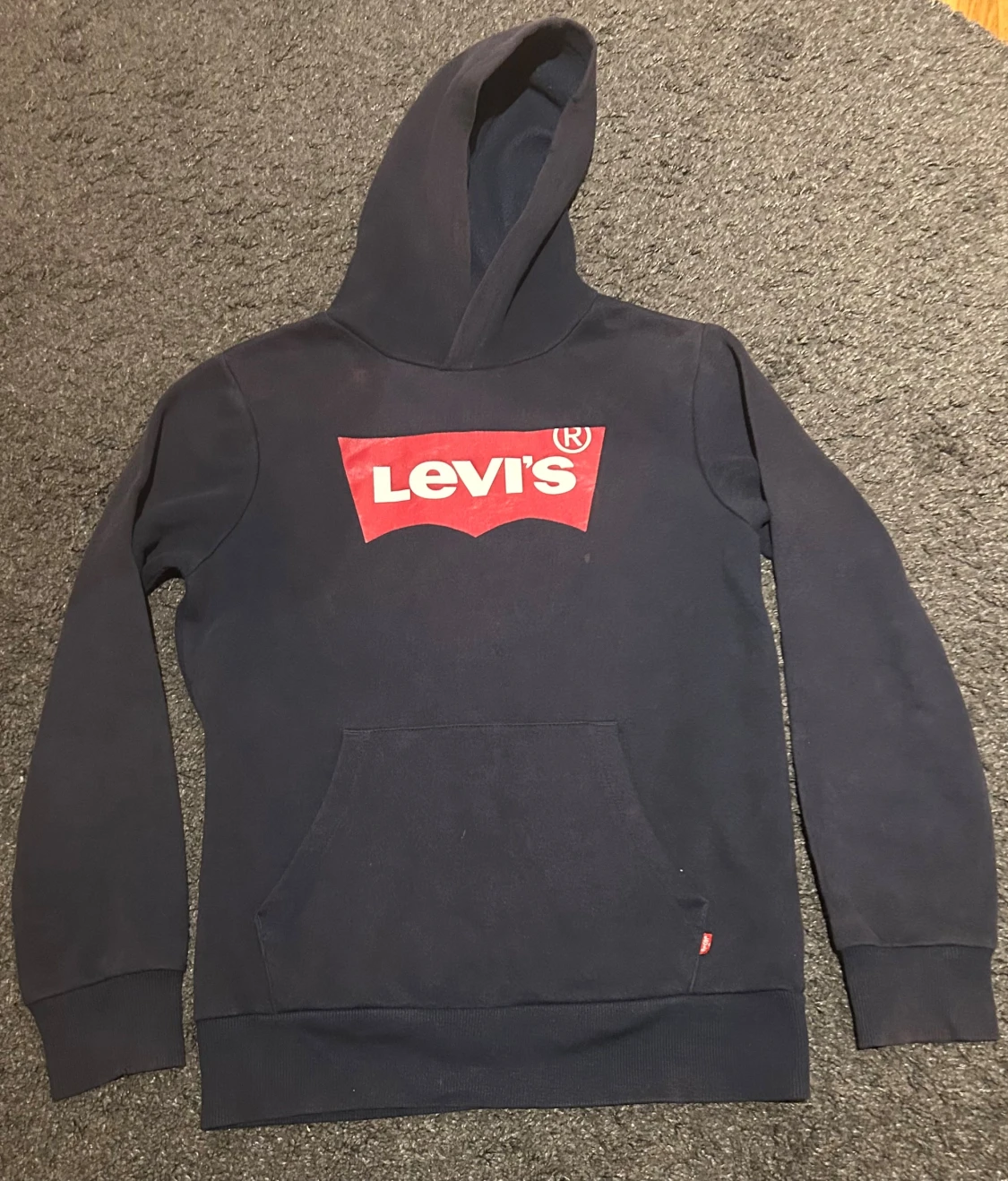 Mörkblå Levi's hoodie med röd logga
