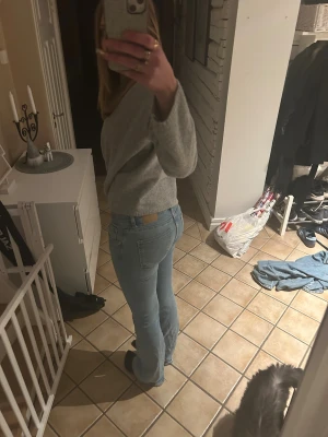 Bootcut ljusblå jeans - Säljer ett par ljusblå bootcut jeans i storlek S, full length. Dom är låg/mid waist. Jeansen är från lager 157. Dom är lite slitna längst ner vid foten men annars är dom i bra skick. Säg bara till om du vill ha fler bilder eller mer info😊