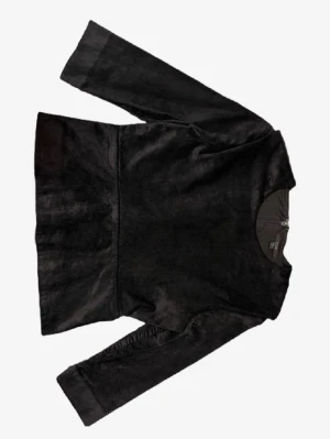 Svart manchesterblus från COS - Säljer en svart blus från COS i mjuk manchester med lång ärm och rund hals. Blusen har en diskret dragkedja i ryggen för enkel påklädning och en stilren, rak passform. 