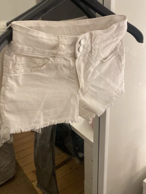 Vita jeansshorts H&M - Vita snygga jeansshorts från hm, i stl 152 men de är väldigt stretchiga. De är middwaist men korta🩷